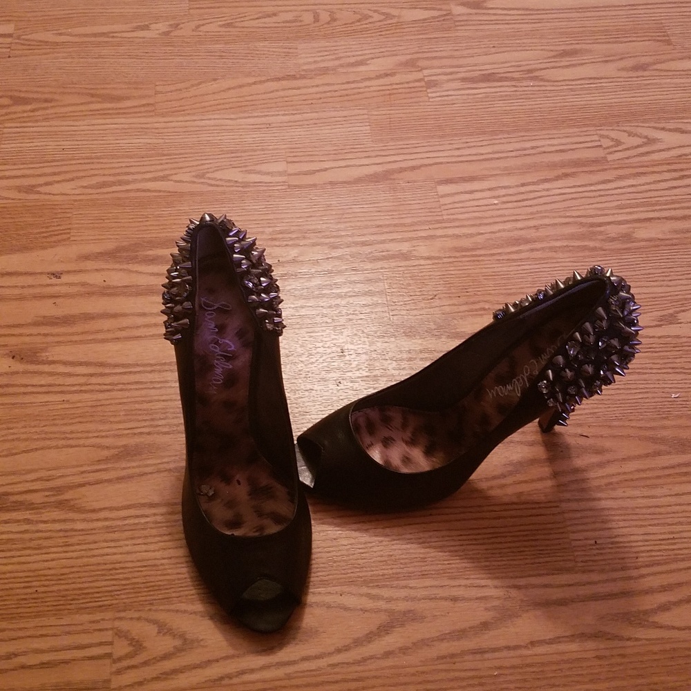 Shoes - Picture 2 of 4